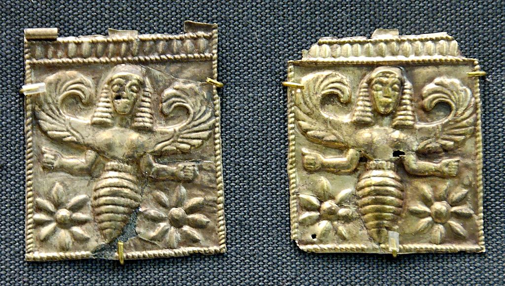 Złota plakietka z pszczelą-boginią utożsamianą z Artemidą (VII w. p.n.e.) (ryc. [Public domain], via Wikimedia Commons)