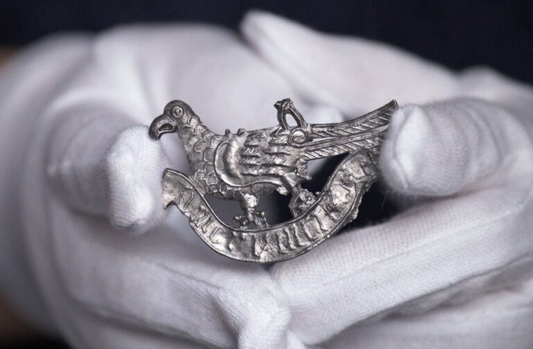 Średniowieczna cynowa plakietka miłosna w kształcie turkawki, z łacińską inskrypcją „AMOR VINCIT OMNIA”