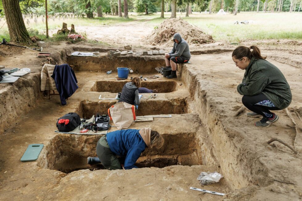Eksploracja grobów polskich żołnierzy zmarłych w Lamsdorf podczas II wojny światowej (fot. D. Frymark / CMJW)