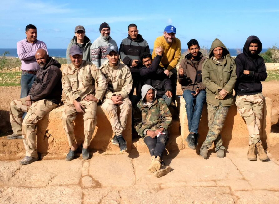 Archeolodzy z WA UW wraz z libijskimi współpracownikami na wykopie w Ptolemais (fot. Eleonora Gasparini)