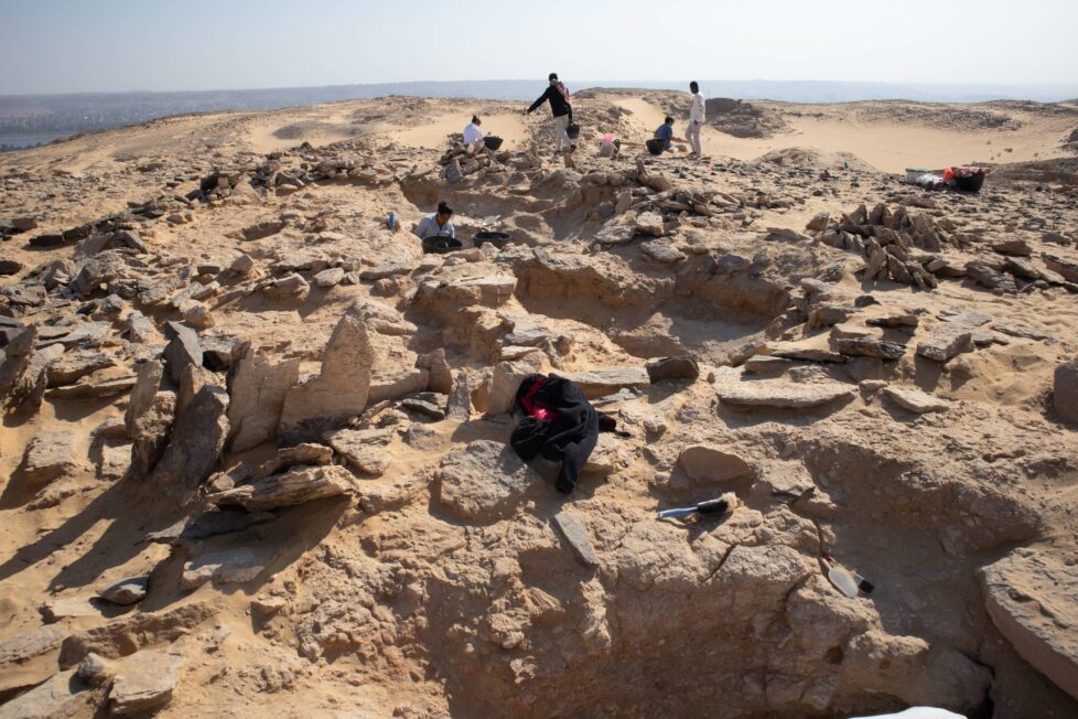 Wykopaliska kamiennej zagrody w rejonie Asuanu prowadzone na piaszczystym wzgórzu przez zespół archeologów.
