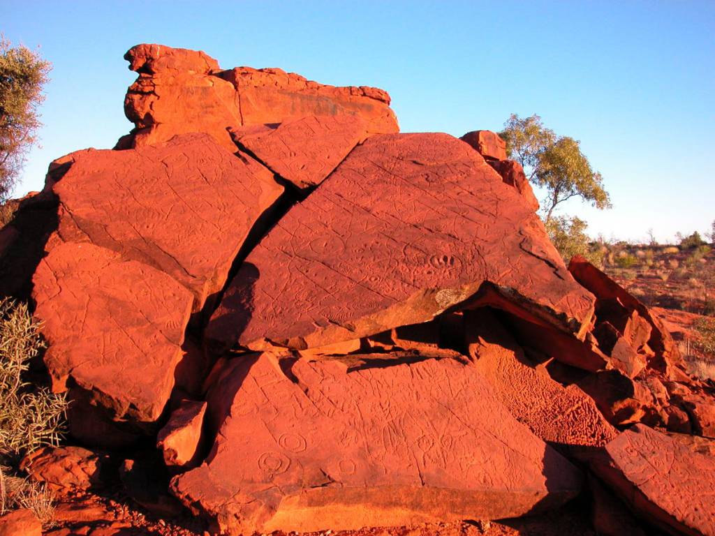 Przykład rytów naskalnych z pustynnego rejonu centralnej Australii: Ewaninga (fot. J. McDonald)