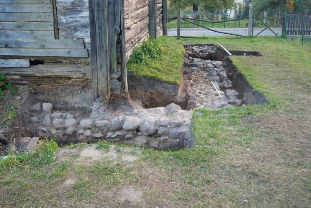 Odsłonięty fundament wcześniejszego obiektu przy zabytkowym budynku w Zborowskiem (fot. B. Papaj, 2013 rok)