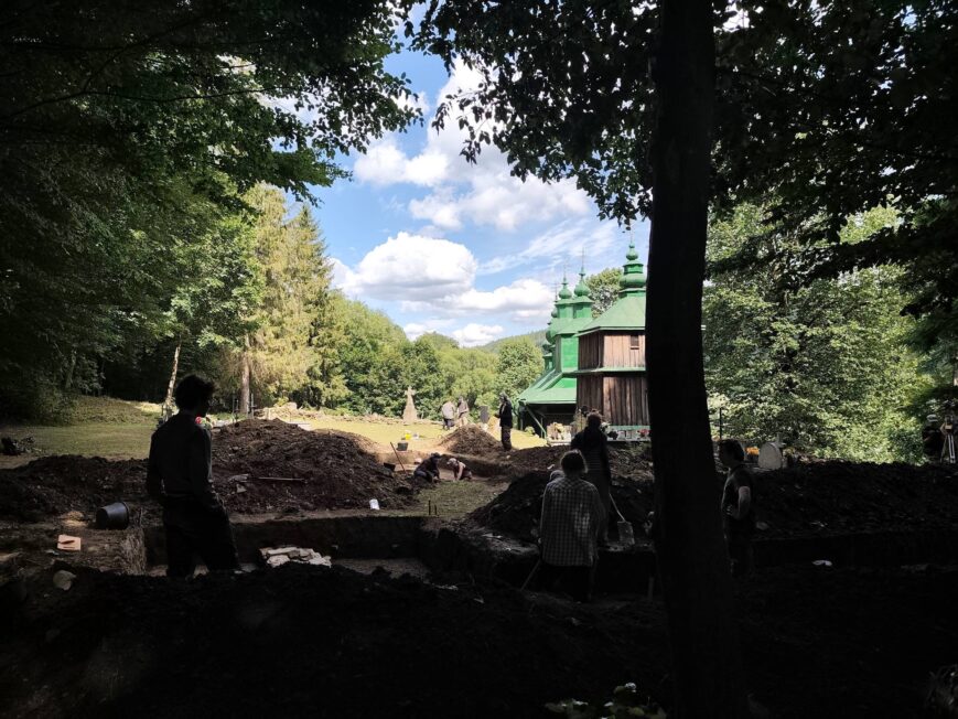 Archeolodzy i wolontariusze pracują na stanowisku archeologicznym przy cerkwi w Szczawnem