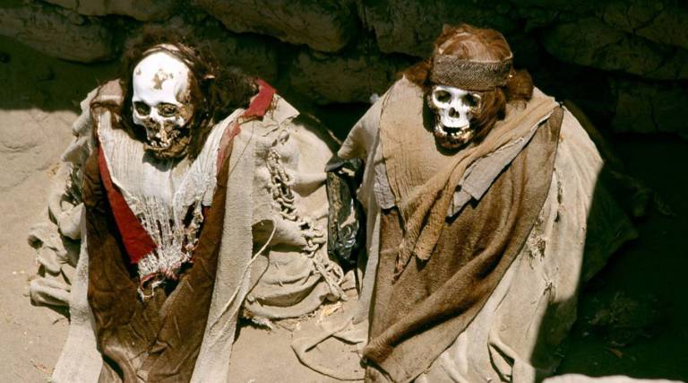 Mumie z cmentarza Chauchilla, na którym toczy się jedna ze scen w filmie Indiana Jones i Kryształowa Czaszka, choć jego prawdziwa nazwa nigdy nie pada