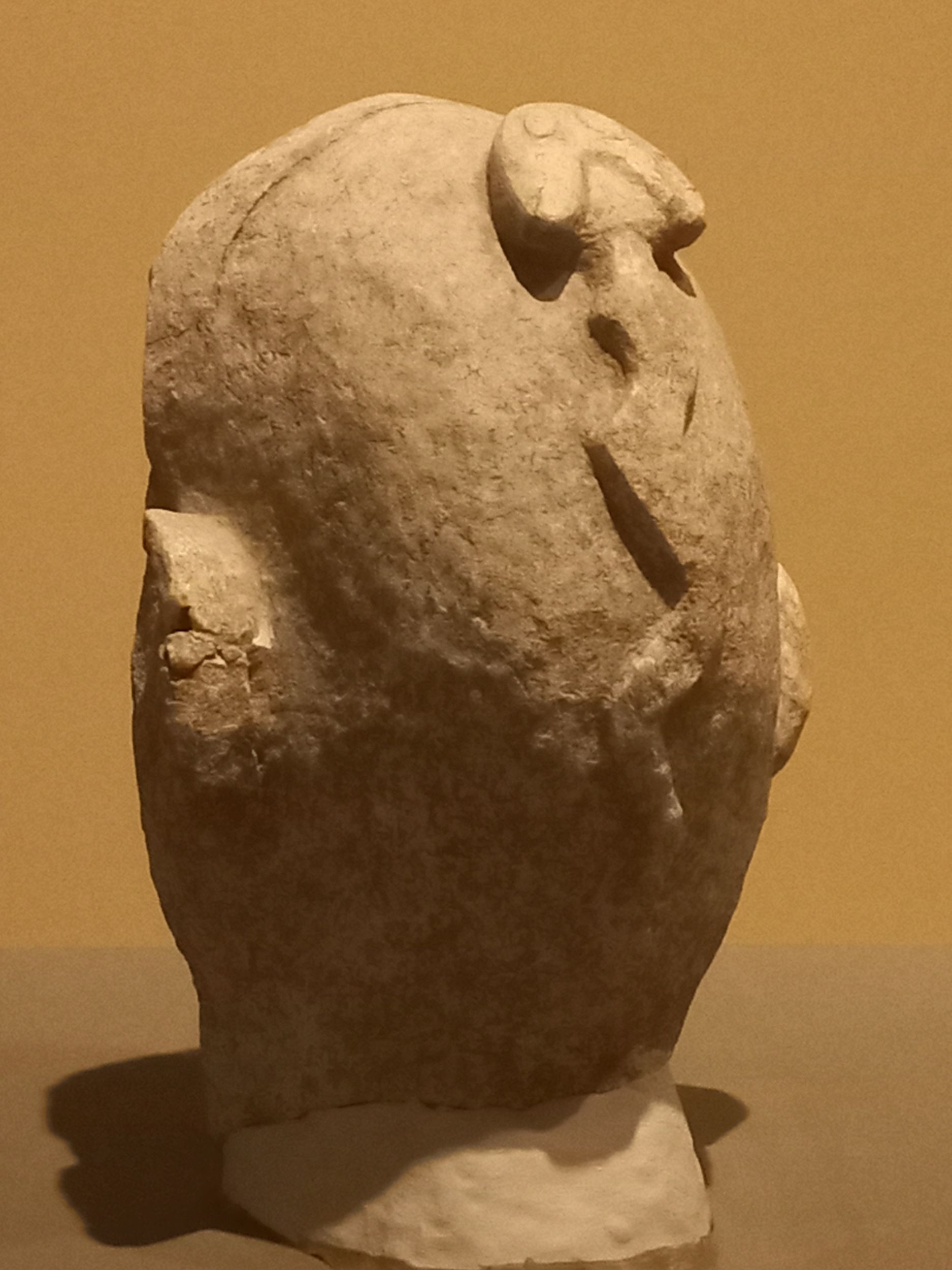 Rzeźba z Nevalı Çori, przedstawiająca głowę człowieka, a na niej węża, Muzeum Archeologiczne w Şanlıurfie