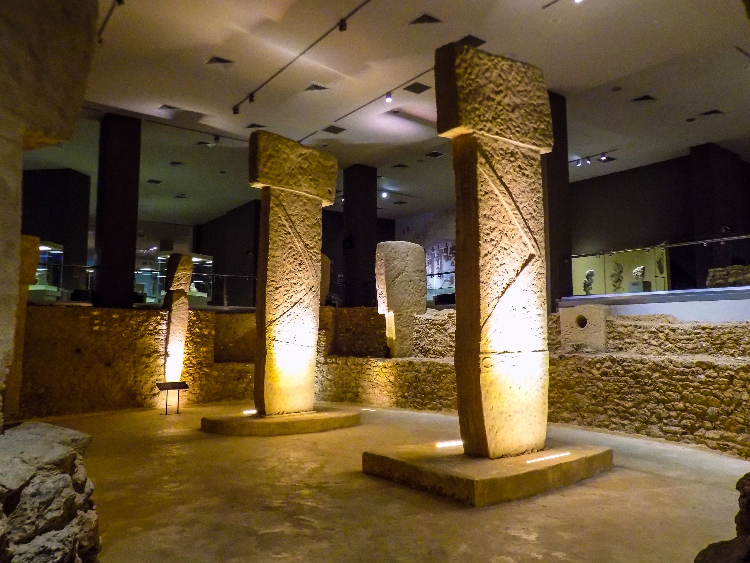 Rekonstrukcje filarów T-kształtnych w Muzeum Archeologicznym w Şanlıurfie