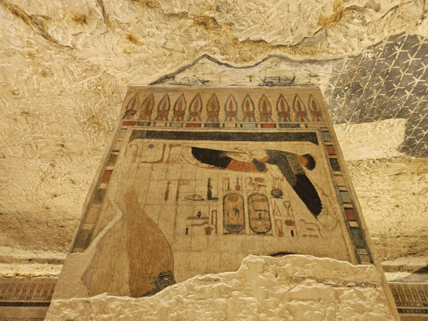 Fragment nieukończonej dekoracji filaru w komorze grobowej