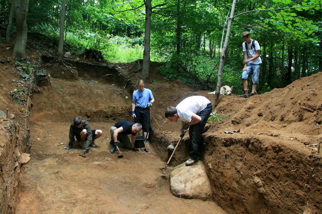 Badania archeologiczne wałów na górze Ptasznik (fot. P. Konczewski)