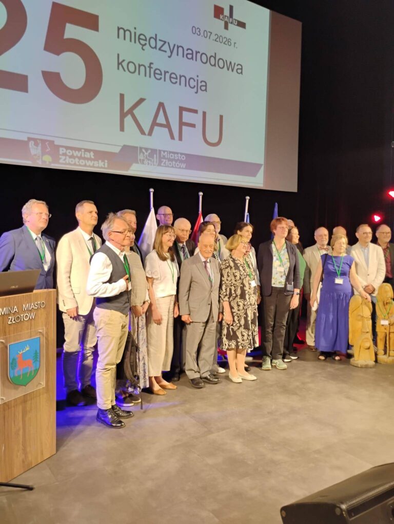 Uczestnicy konferencji jubileuszowej KAFU podczas wspólnego zdjęcia na scenie w Złotowie