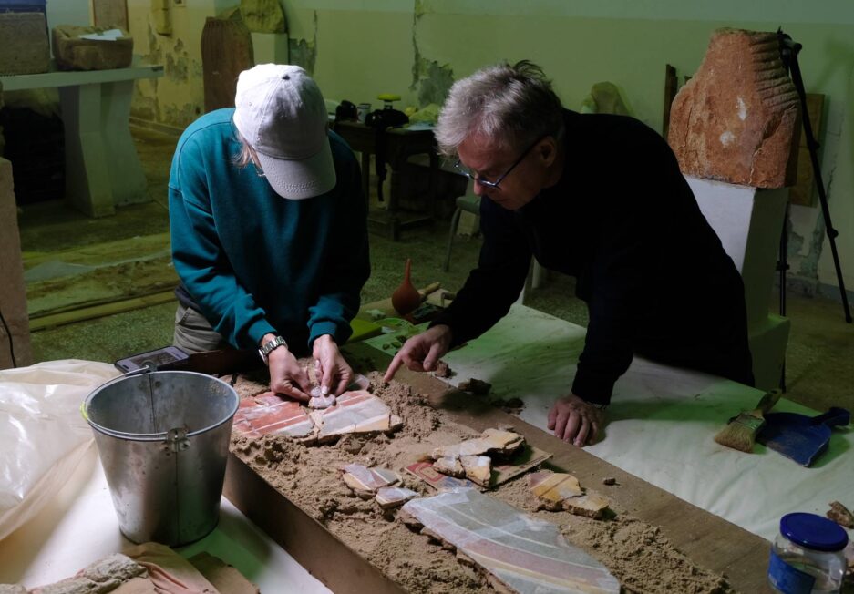 Konserwatorzy z ASP w Warszawie pod kierunkiem prof. Krzysztofa Chmielewskiego w trakcie inwentaryzacji malowideł (fot. Piotr Jaworski)