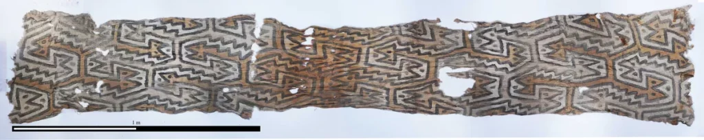 Malowana tkanina odkryta w pochówku na szczycie stanowiska, datowana na lata 772 - 989 n.e.