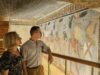 Marzena Ożarek-Szike (MIędzynarodowa Fundacja Mummy Research Center) i Wojciech Ejsmond (Gebelein Archaeological Project) podczas otwarcia grobowca