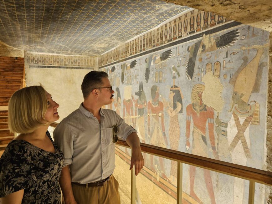 Marzena Ożarek-Szike (MIędzynarodowa Fundacja Mummy Research Center) i Wojciech Ejsmond (Gebelein Archaeological Project) podczas otwarcia grobowca