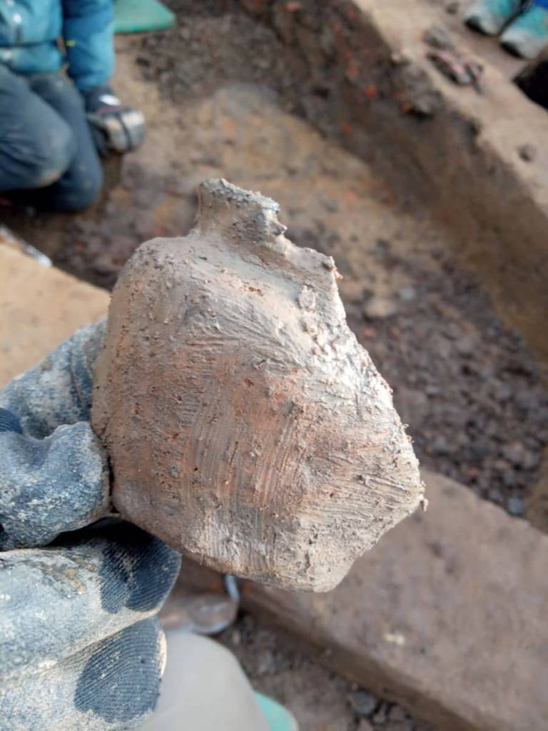 Prawie całe naczynie odkryte w wypełnisku pieca - jednocześnie jedyny fragment ręcznie lepionego naczynia na stanowisku