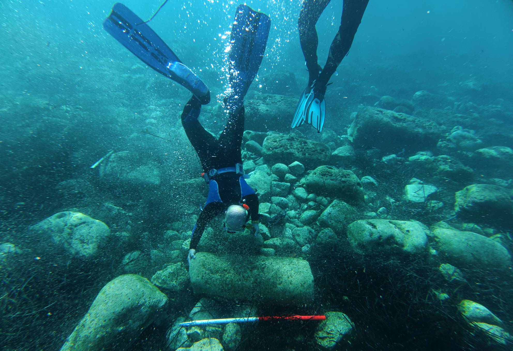 Prof. Bartosz Kontny prowadzi dokumentację pozostałości portu w Ptolemais (fot. Artur Brzóska)