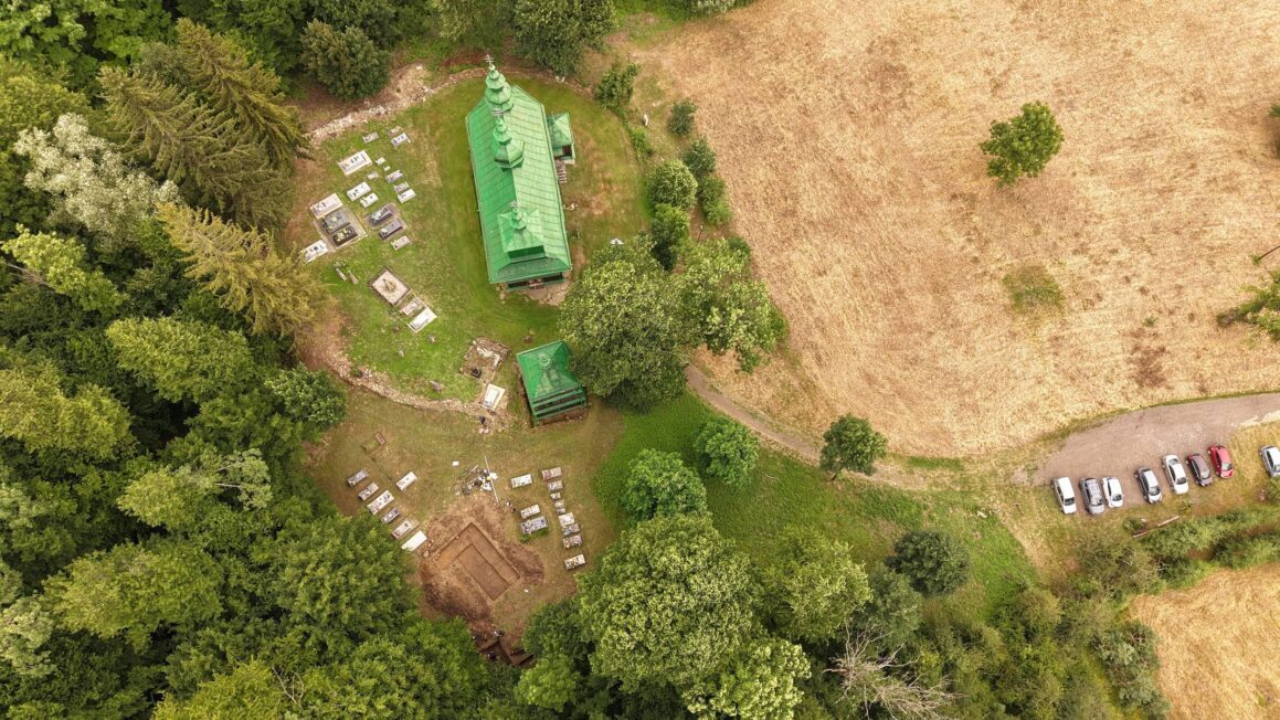 Widok z lotu ptaka na cerkiew i teren wykopalisk archeologicznych w Szczawnem