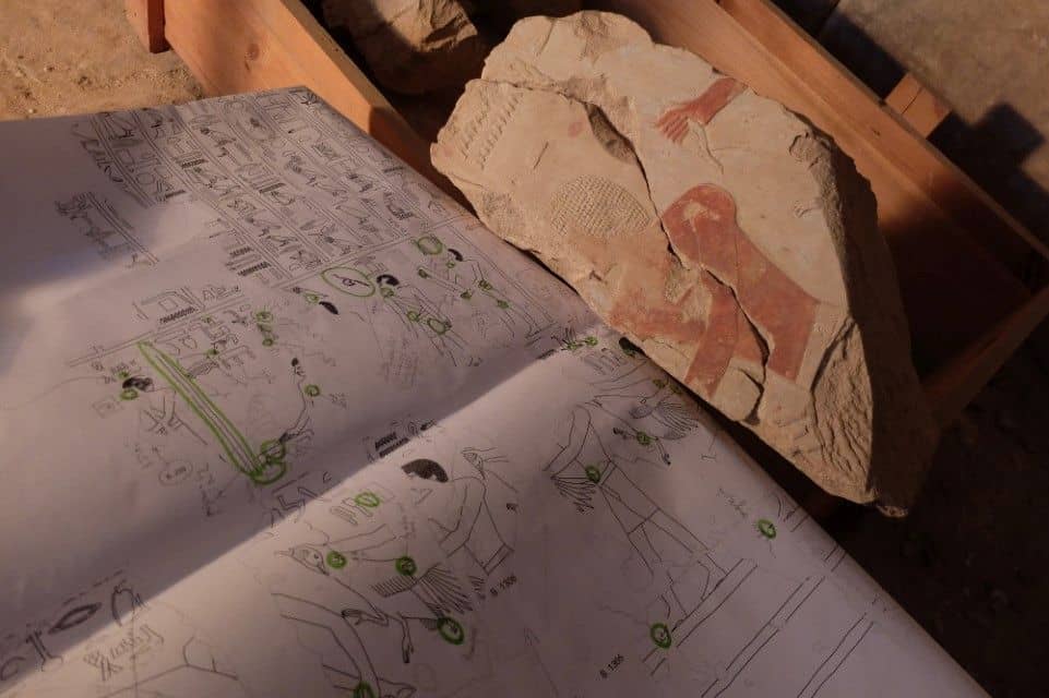 Rekonstrukcja rysunkowa ukazuje właściwe położenie bloków znalezionych poza Kaplicą
