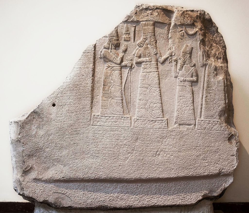 Stela przedstawiająca Shamash-resh-ușur modlącego się do bogów Adad i Ishtar, wraz z inskrypcjami opisującymi pszczelarstwo w Babilonie (VIII w. p.n.e.) (ryc. by Jack Hynes [CC BY-SA 3.0], from Wikimedia Commons)