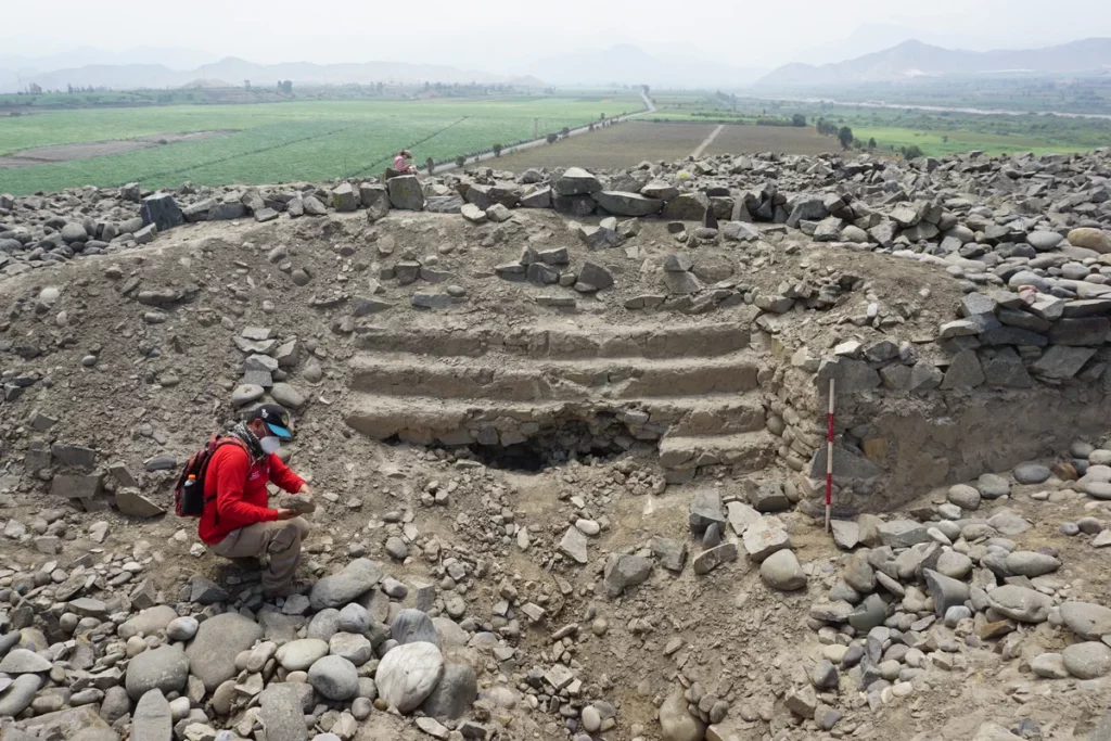 Stanowisko Cerro Campana, dokumentacja pozostałości świątyni U-kształtnej z 2 tysiąclecia p.n.e., obok archeolog Luis Miranda