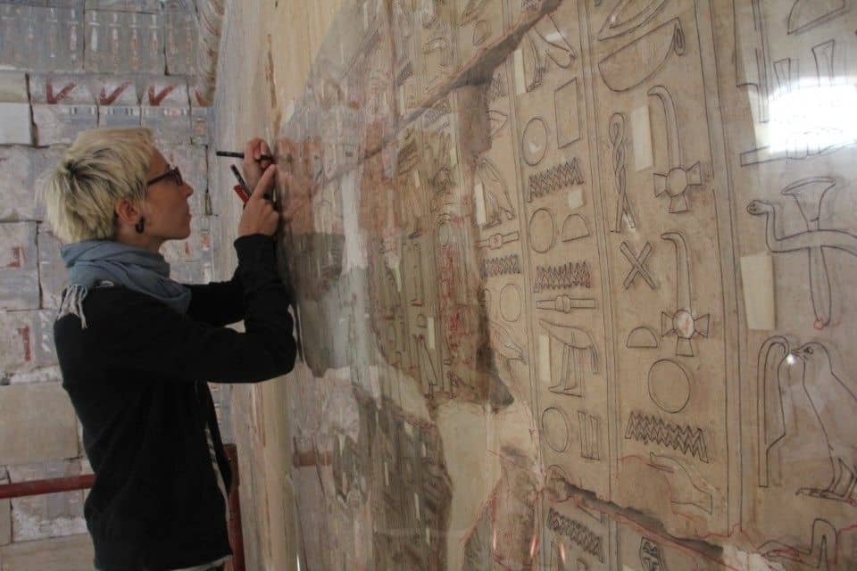Stupko-Lubczyńska dokumentuje reliefy w Kaplicy Hatszepsut