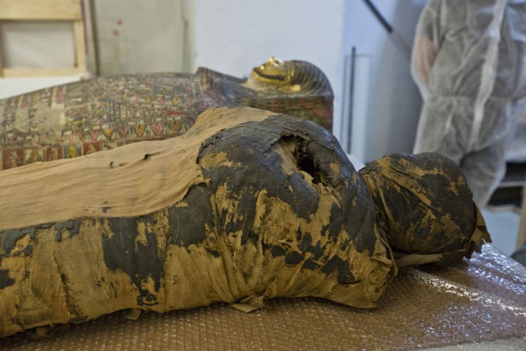 Ze względu na kolorową dekoracje i miękki modelunek twarzy już pierwszy odkrywca uznał mumię za kobietę (fot. B. Bajerski / Muzeum Narodowe w Warszawie)