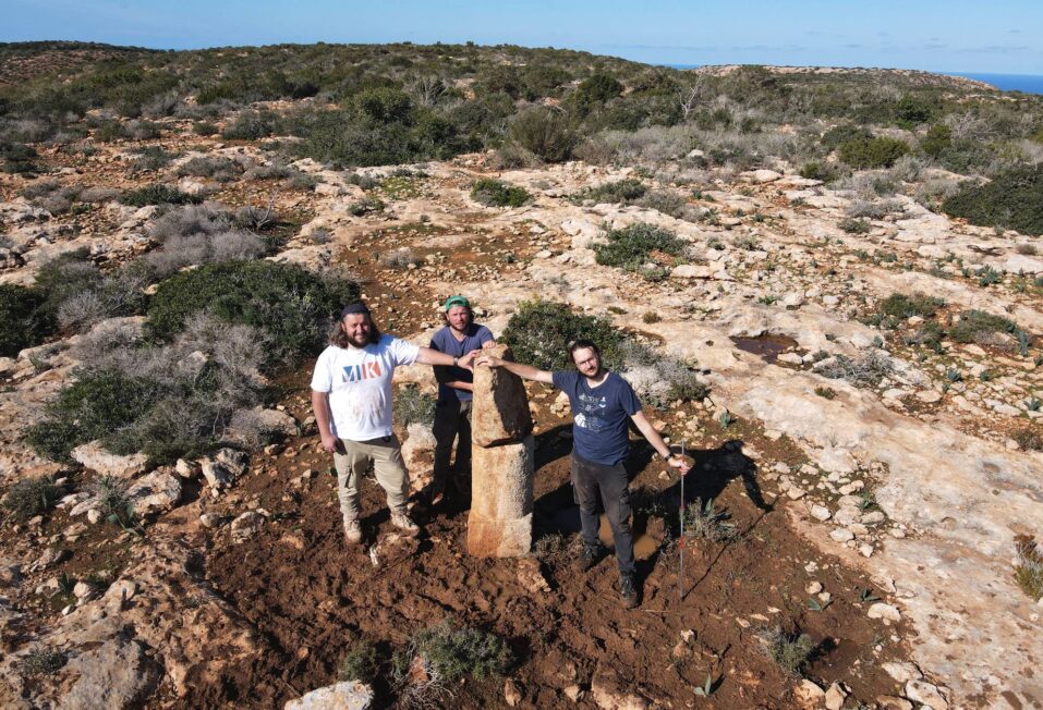 Zespół dr Szymona Lenarczyka wraz z nowoodkrytym kamieniem milowym w pobliżu akropolu (fot. Szymon Lenarczyk)