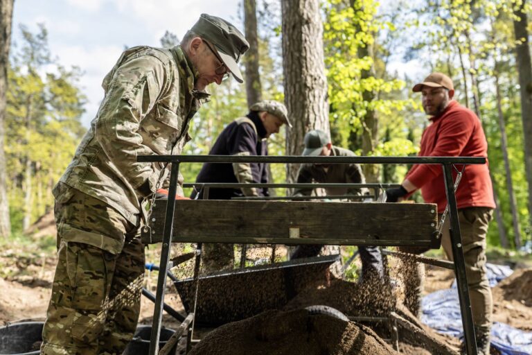 Przesiewanie wypełniska grobu masowego, w którym ukryto materialne ślady pozostałe po przeprowadzeniu Aktion 1005 (fot. D. Frymark, zbiory IPN).