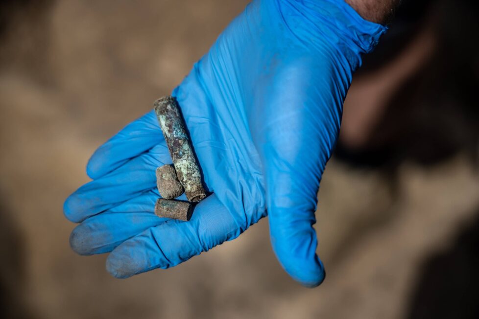 Dowody zbrodni – łuski pistoletowe oraz karabinowa odnalezione w grobie masowym (fot. D. Frymark, zbiory IPN)