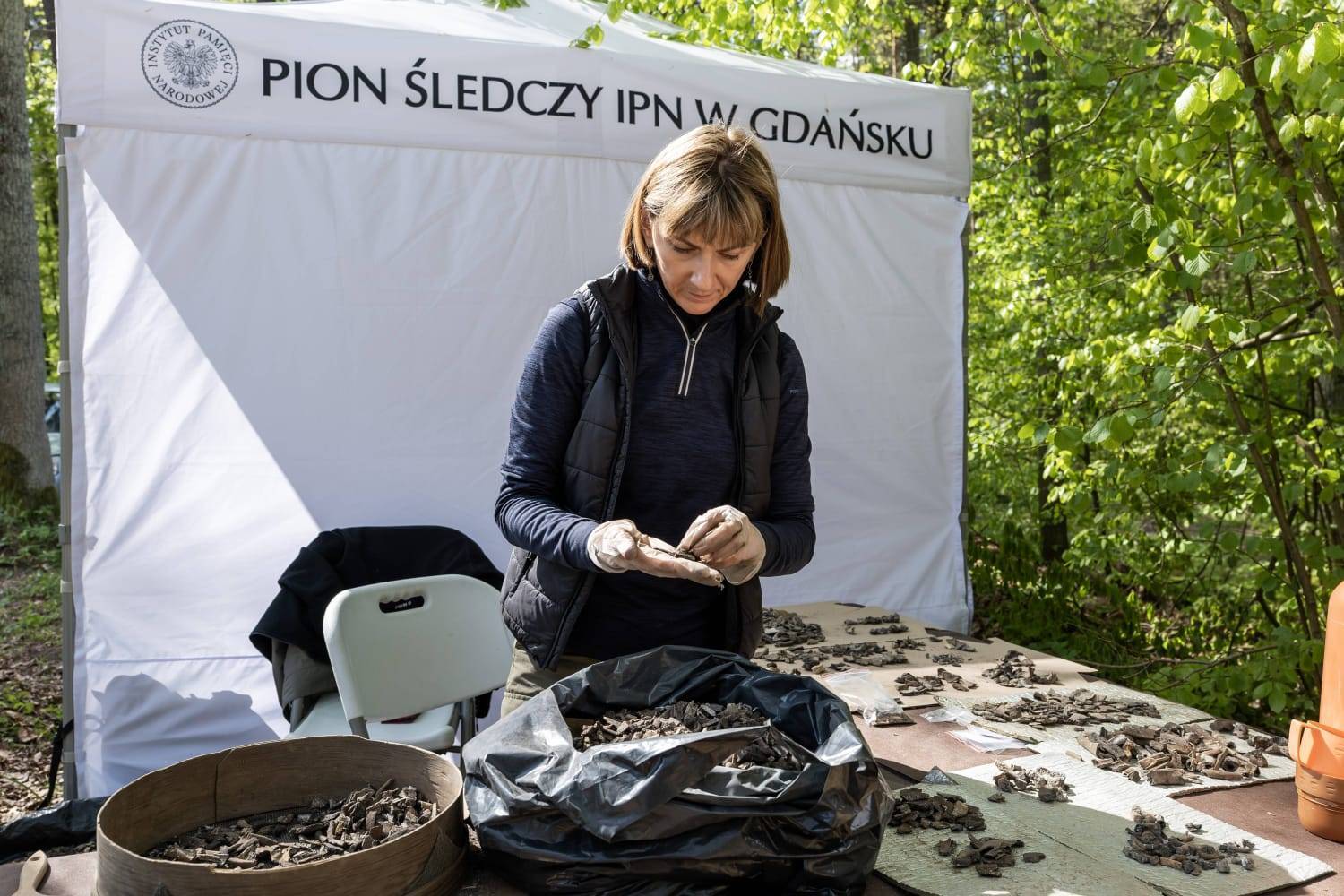 Wśród odkrytych śladów zbrodni znajdują się zarówno spalone szczątki ludzkie i fragmenty drewna ze stosów, ale też różne przedmioty