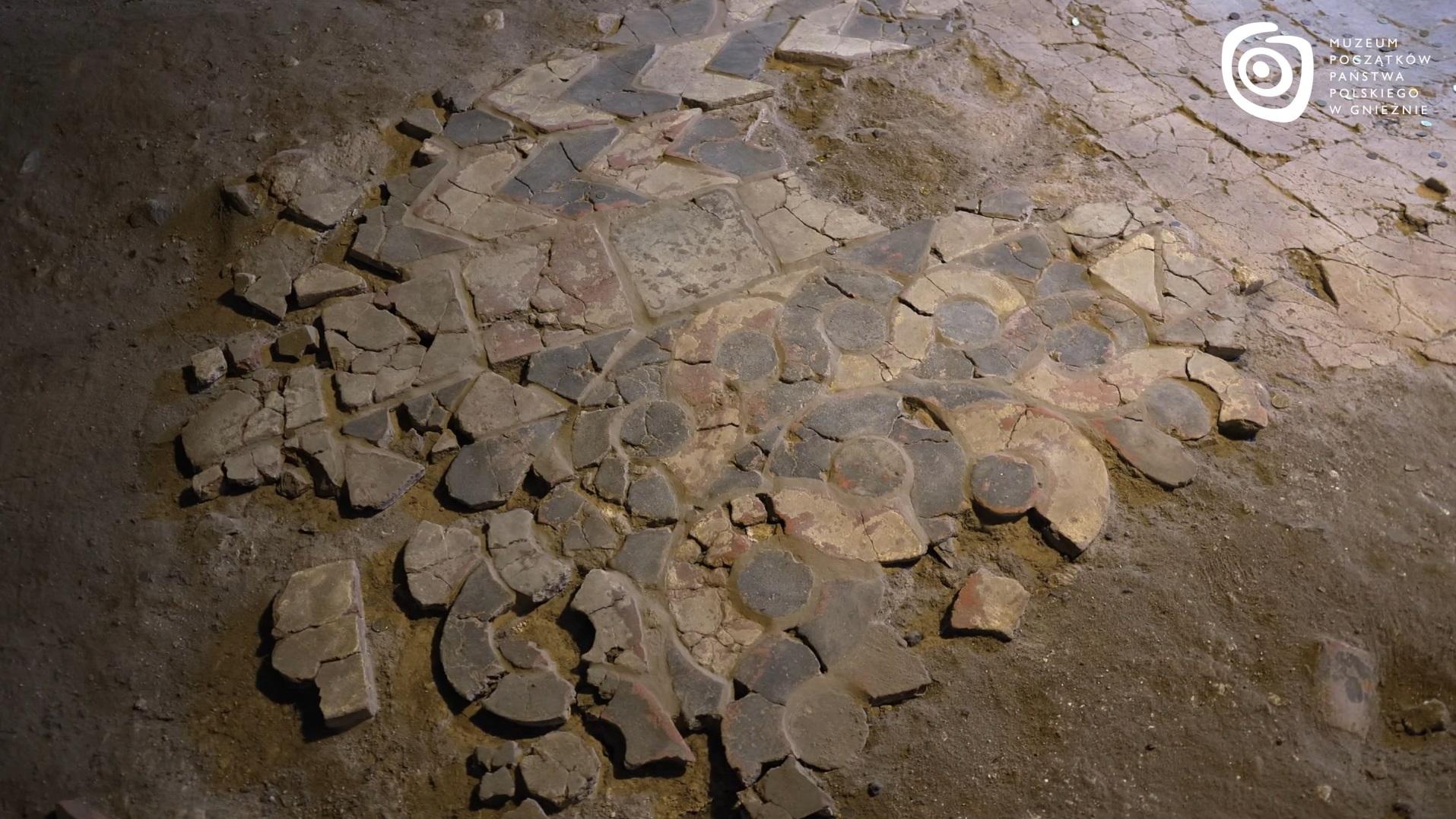 Fragment posadzki z XII w. odkryty podczas badań milenijnych w gnieźnieńskiej katedrze (fot. Jakub Dzionek)