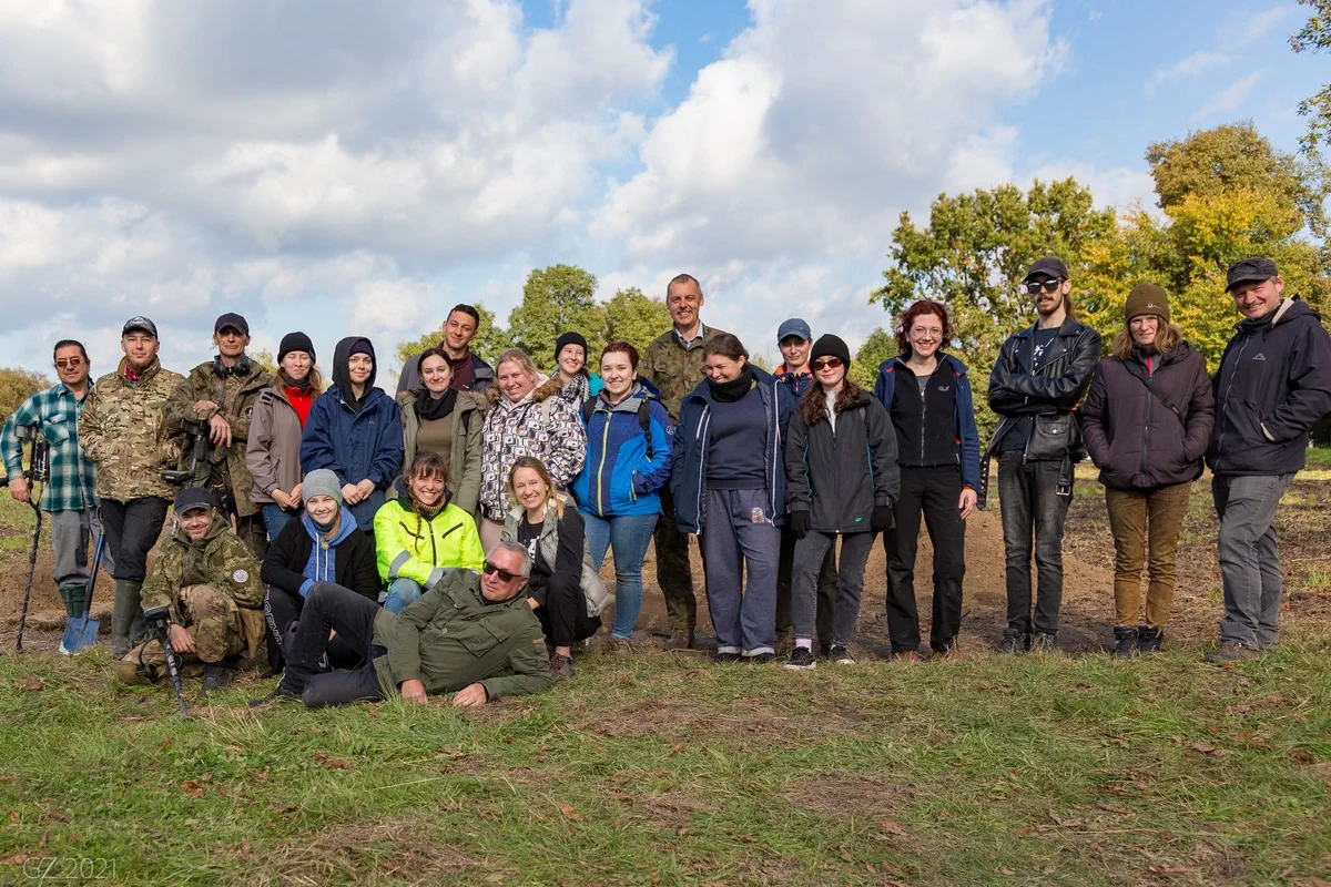 Uczestnicy badań wykopaliskowych w Trójcy w październiku 2021 r. (fot. T. Mazur)