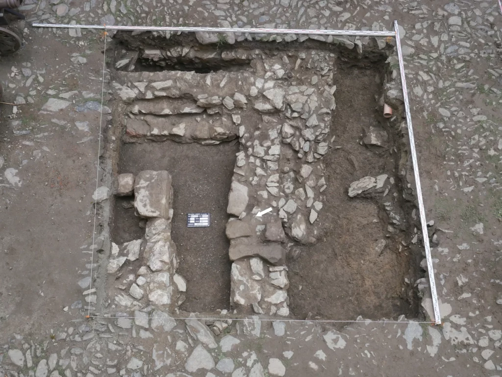 Wykop IV z widocznymi reliktami kamiennych fundamentów nieznanej średniowiecznej budowli, fot. S. Wilk