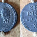 Pieczęć drugiego Benedykta XIII (papież w latach 1724 - 1730) wykazuje wyraźnie odmienne cechy przedstawienia poszczególnych elementów pieczęci np wizerunku głów Św. Piotra i Pawła bądź stylistyki napisów co całkowicie wyklucza tego papieża (fot. vcoins.com)