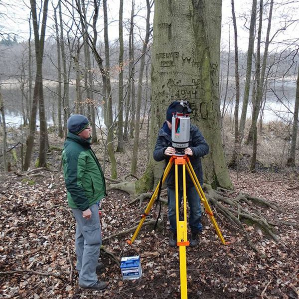 Archeolodzy w trakcie naziemnego skanowania laserowego drzew z rytami drugowojennymi w pobliżu Chyciny (fot. D. Kobiałka).