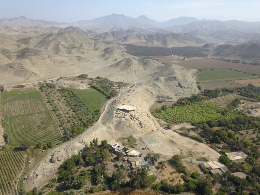 Castillo de Huarmey to monumentalny ośrodek Wari położony dziś na północnym wybrzeżu Peru
