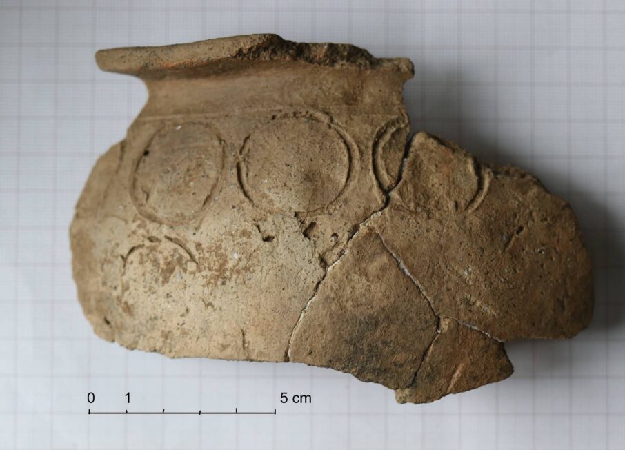 Fragment wczesnośredniowiecznego naczynia ceramicznego zdobionego rzędami kolistych odcisków