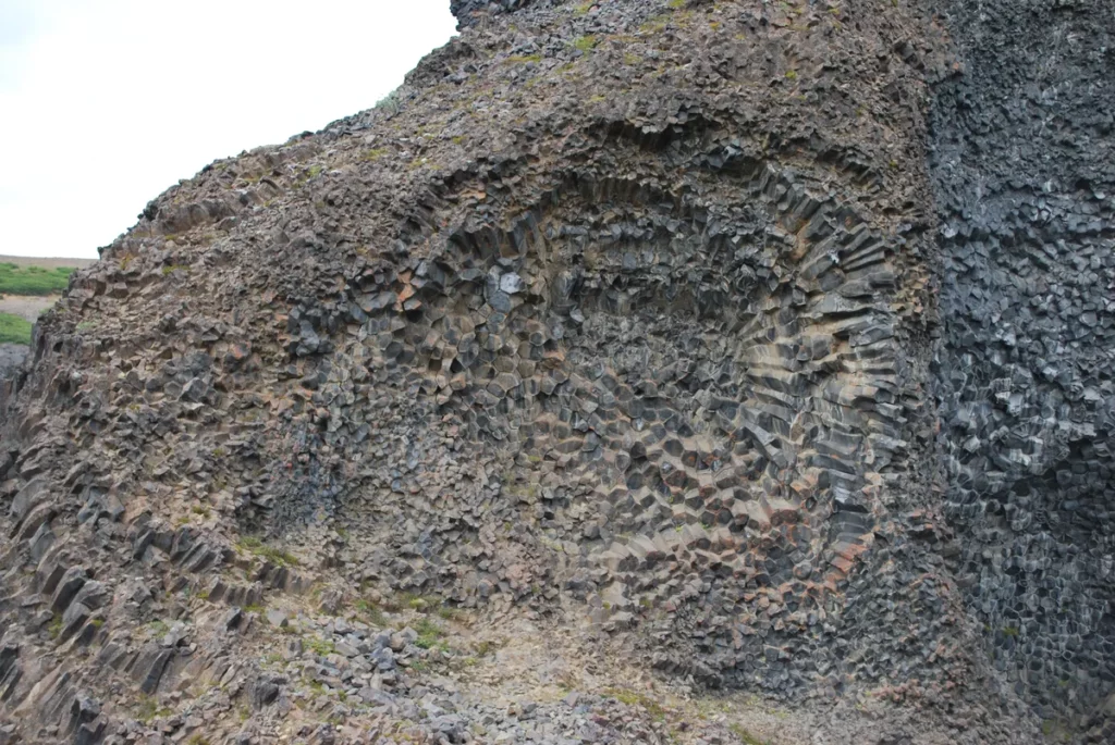 Analogiczne, w pełni naturalne bazaltowe ciosy słupowe w regionie Hljódaklettar na Islandii. Jak widać część jest również poziomo...