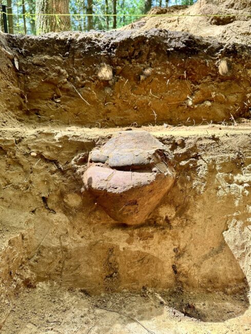 Bałtowie zmarłych palili na stosach, a prochy zsypywali do glinianych naczyń lub bezpośrednio do wykopanej w ziemi jamy grobowej (fot. Fundacja Terra Desolata)