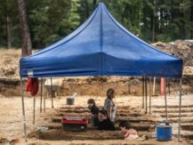 Eksploracja grobów zmarłych żołnierzy przetrzymywanych w kompleksie obozowym Lamsdorf w okresie II wojny światowej (fot. D. Frymark, zbiory CMJW)