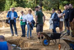 Wizyta osób i instytucji zaangażowanych w prace naukowe na terenie Miejsca Pamięci Narodowej w Łambinowicach w trakcie realizowanych badań wykopaliskowych (fot. D. Frymark, zbiory CMJW)