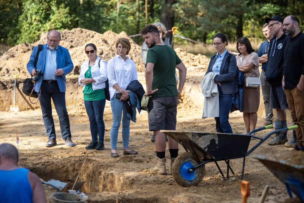 Wizyta osób i instytucji zaangażowanych w prace naukowe na terenie Miejsca Pamięci Narodowej w Łambinowicach w trakcie realizowanych badań wykopaliskowych (fot. D. Frymark, zbiory CMJW)