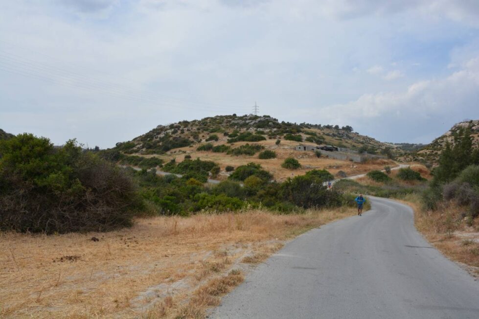 Wzgórze Latsithkia w pobliżu starożytnego Kourion na Cyprze, miejsce odkrycia fragmentów architektonicznych.