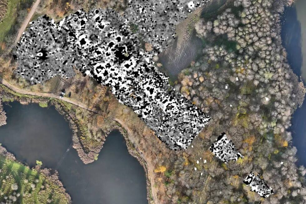 Mapa geofizyczna z widocznymi anomaliami magnetycznymi tworzącymi układ średniowiecznego miasta