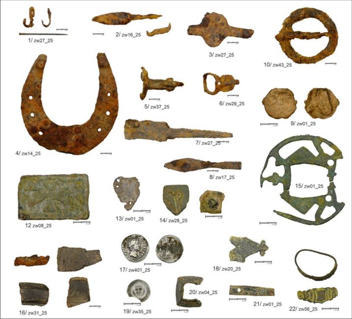 Zestaw średniowiecznych metalowych zabytków archeologicznych znalezionych na powierzchni stanowiska