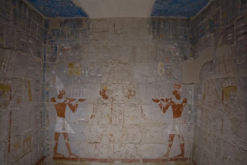Widok na ścianę południową w i Południowym Pomieszczeniu Amona na Górnym Tarasie świątyni Hatszepsut w Deir el-Bahari 