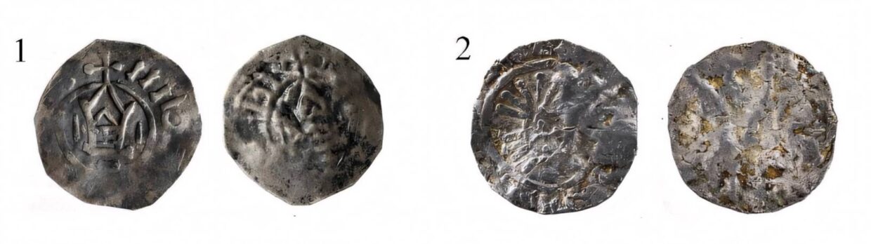 Awersy i rewersy dwóch srebrnych denarów Bolesława Chrobrego z początku XI wieku: monety typu kapliczkowego oraz denara PRINCES POLONIE, przebadanych pod kątem pochodzenia srebra.