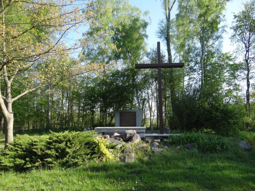 Współczesne upamiętnienie na terenie Doliny Śmierci (fot. D. Kobiałka).