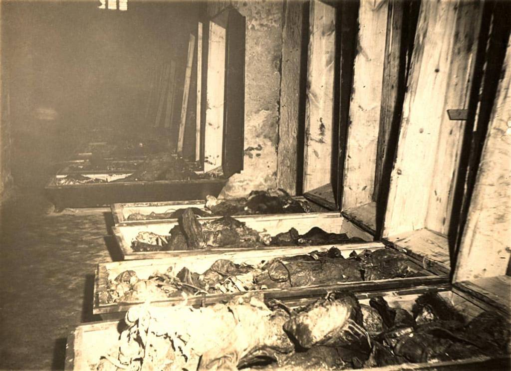Ekshumowane szczątki ofiar zostały wystawione na widok publiczny w celu ich rozpoznania przez rodziny i znajomych (zbiory Muzeum Historyczno-Etnograficznego im. Juliana Rydzkowskiego w Chojnicach).