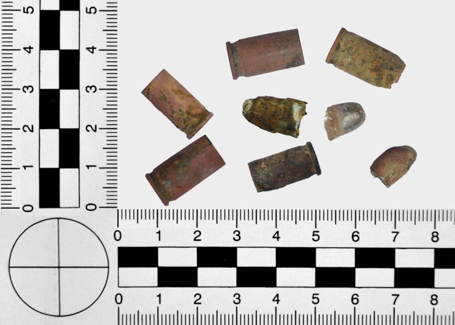 Łuski i pociski od niemieckiej broni krótkiej – materialne dowody zbrodni z drugiej połowy stycznia 1945 roku w Dolinie Śmierci (fot. D. Kobiałka).